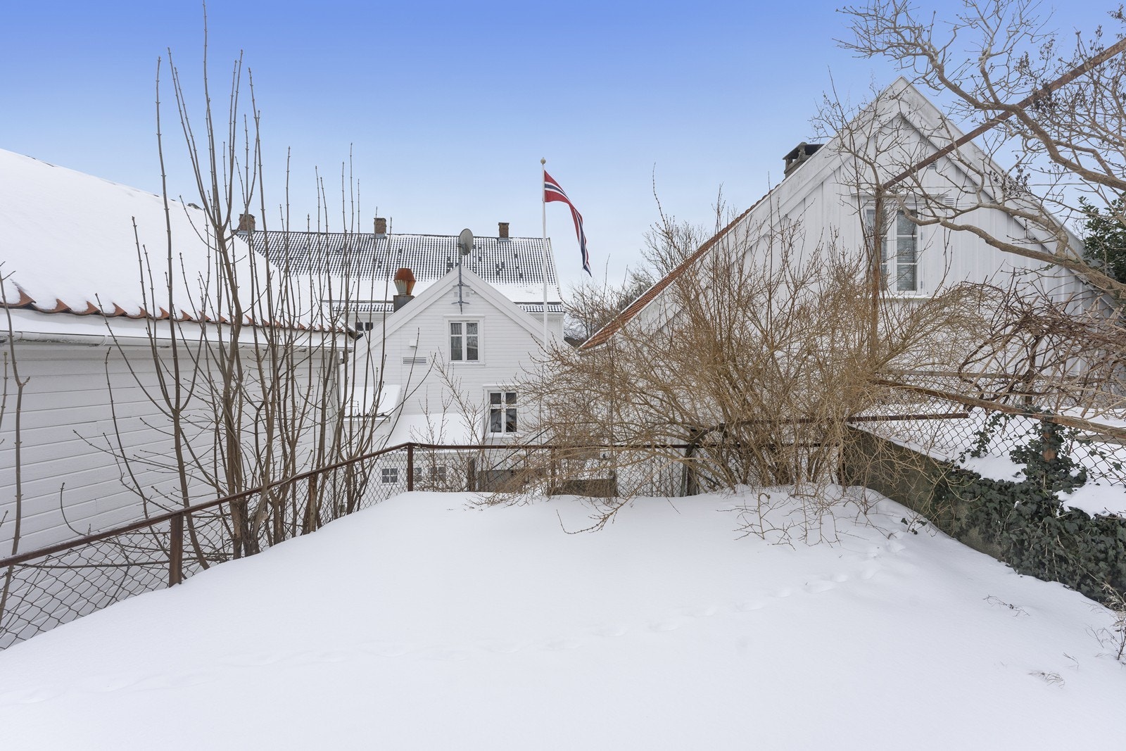 Uteområdet er av god størrelse. Her er fin kveldssol. Galleribilde