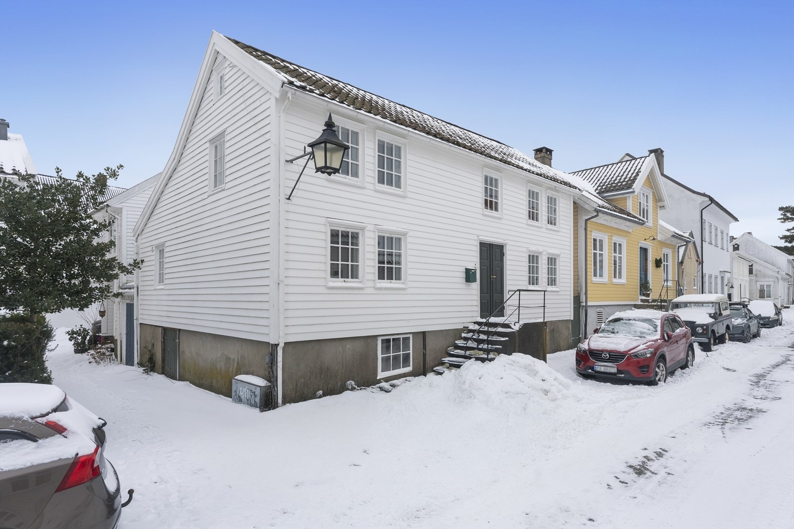 Klassisk og flott sørlandshus med masse historie. Enveis kjørt gate. Galleribilde