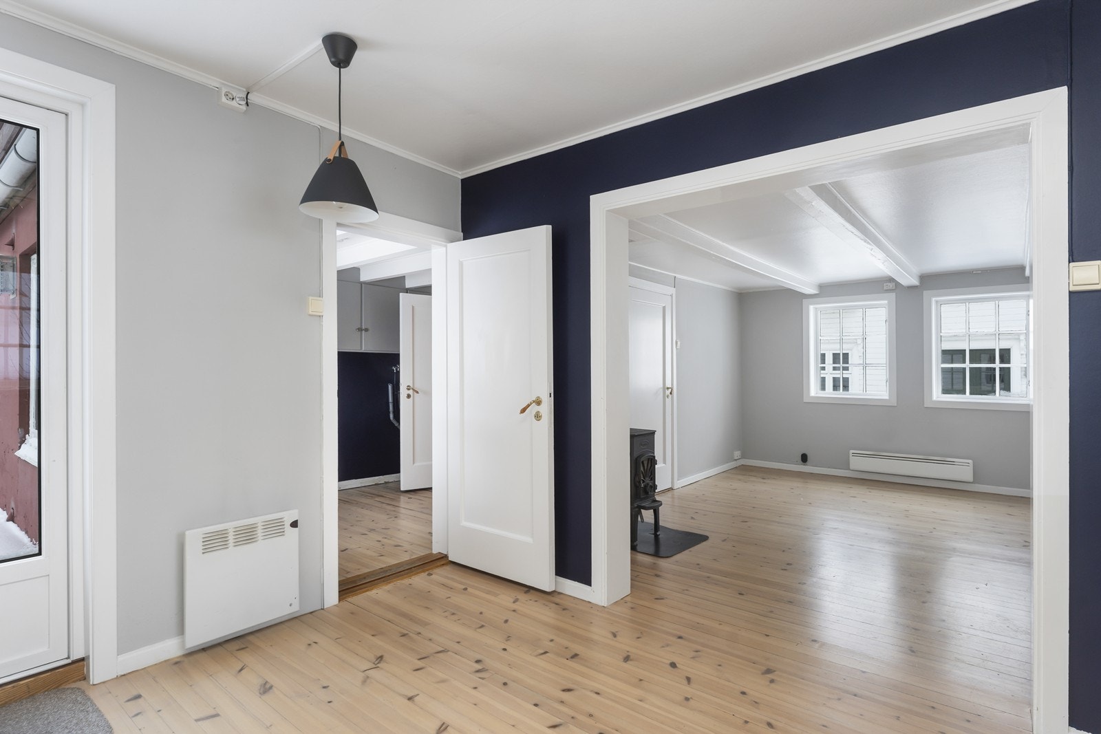 Hele etasjen har fine, originale furugulv godt bevart. Galleribilde