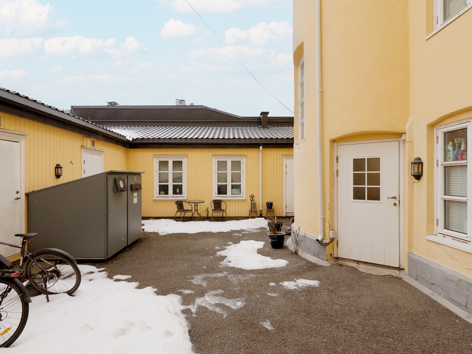 Sameiet har en koselig, lukket bakgård med utemøbler, grill og sykkelparkering. Beboerne disponerer også uteboder i tilknytning bakgården. Galleribilde