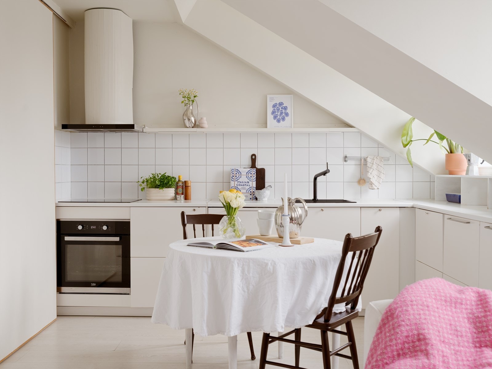 Lekkert og tidløst kjøkken montert i 2019 fra IKEA. Platetopp, stekeovn, kjøleskap og oppvaskmaskin er integrert i innredningen. Varmtvannstank på 107 liter fra 2019 plassert i kjøkkenskap. Galleribilde