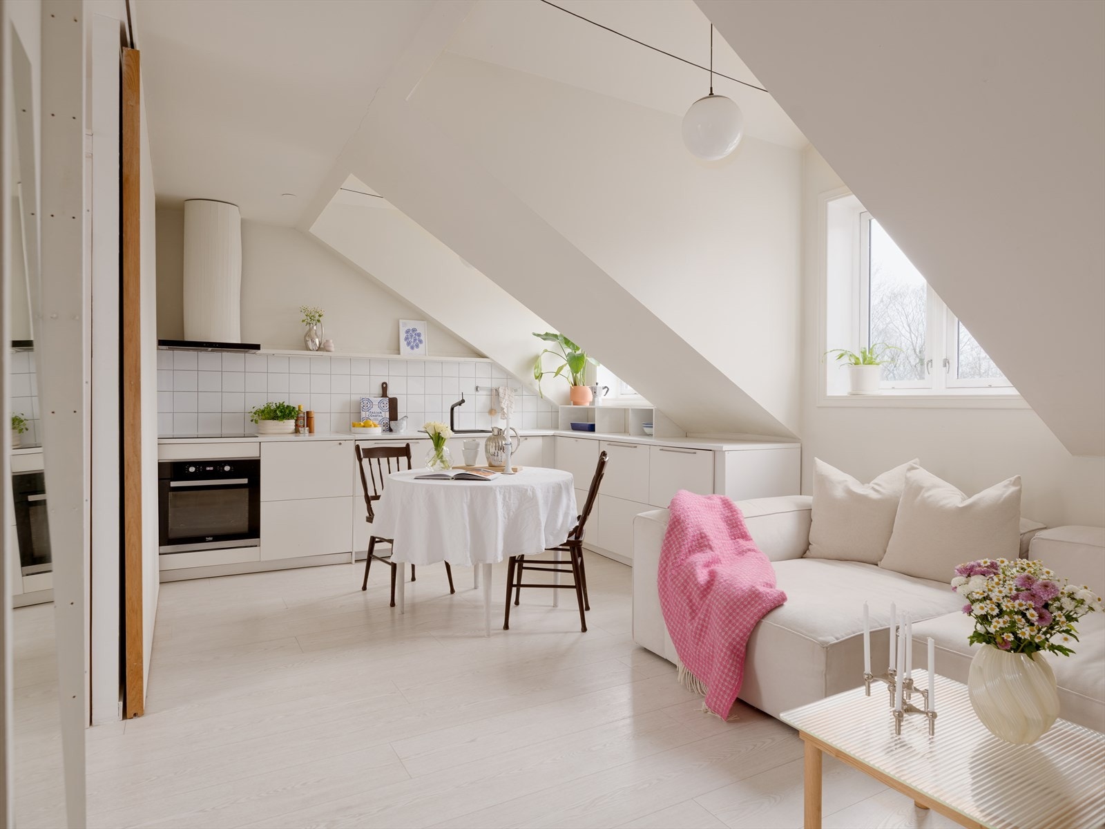 Dette er en bolig med et stilrent uttrykk hvor ingenting er overlatt til tilfeldighetene. Galleribilde