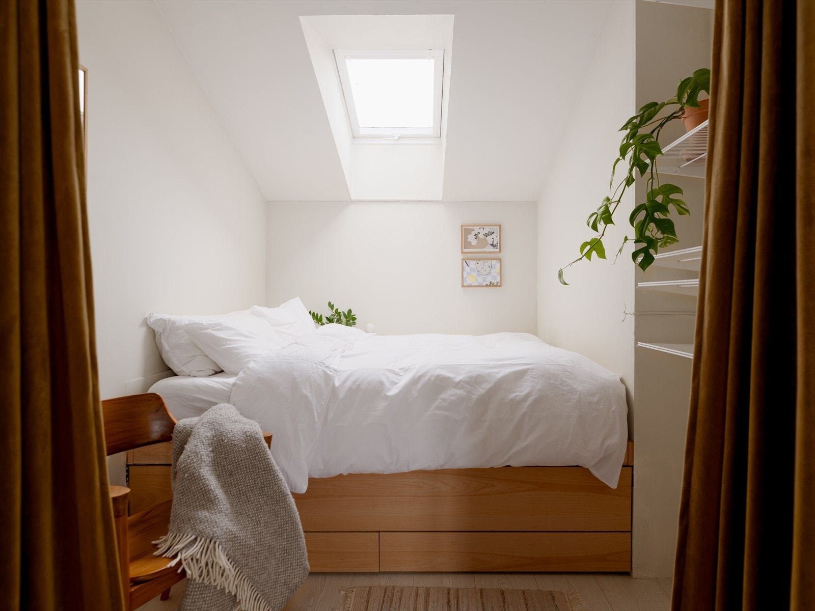 Praktisk plassbygd dobbeltseng med oppbevaring under. Her er det også plass til et skrivebord om man skulle ønske det. Galleribilde