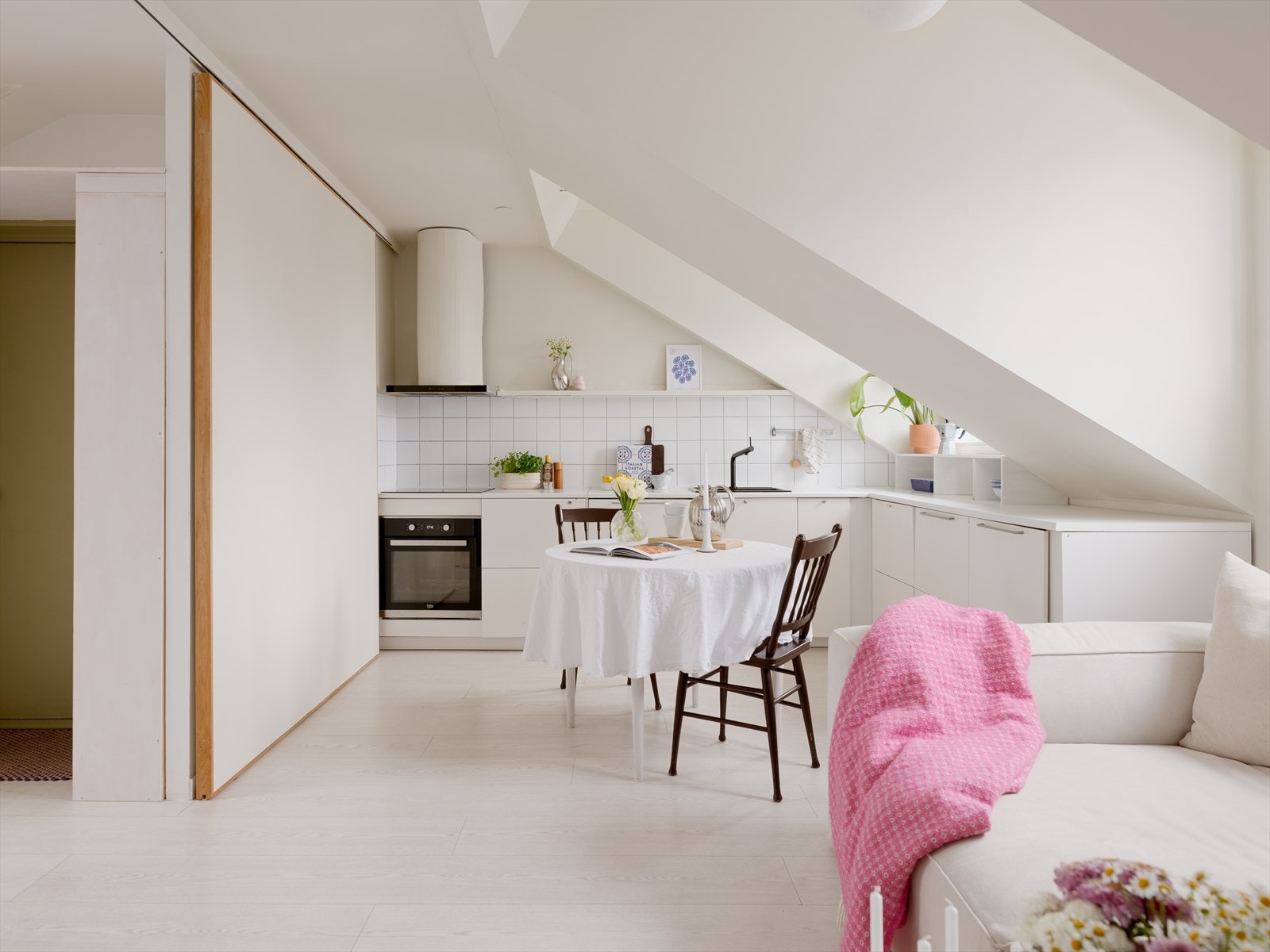 Åpen stue- og kjøkkenløsning skaper et sosialt allrom. Her er det god plass til å invitere middagsgjester. Galleribilde