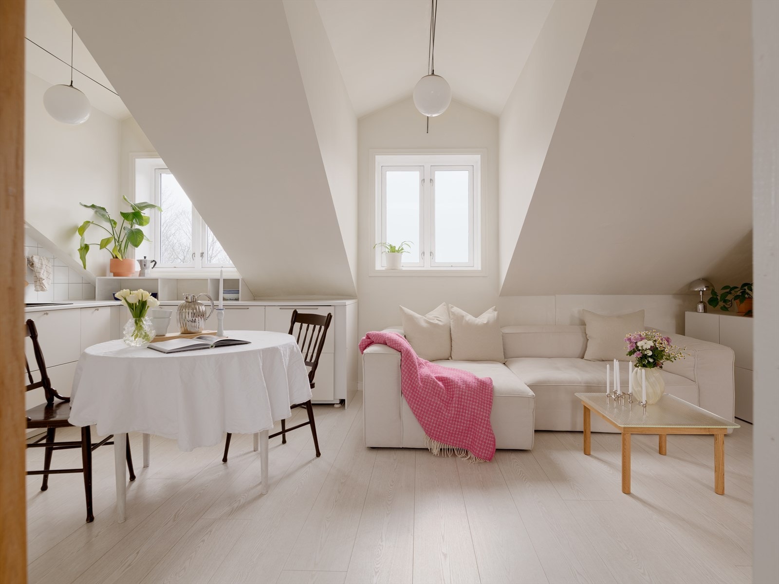 Gjennomgående planløsning og store vindusflater sørger for svært gode lysforhold gjennom dagen. Galleribilde