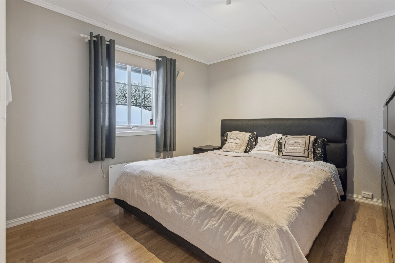 Boligen har to soverom i første etasje, begge med god plass til seng og garderobe. Galleribilde