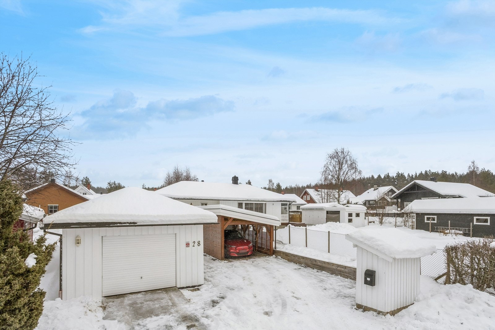 Gode parkeringsmuligheter med både garasje og carport fra 2019 med elbillader. Galleribilde