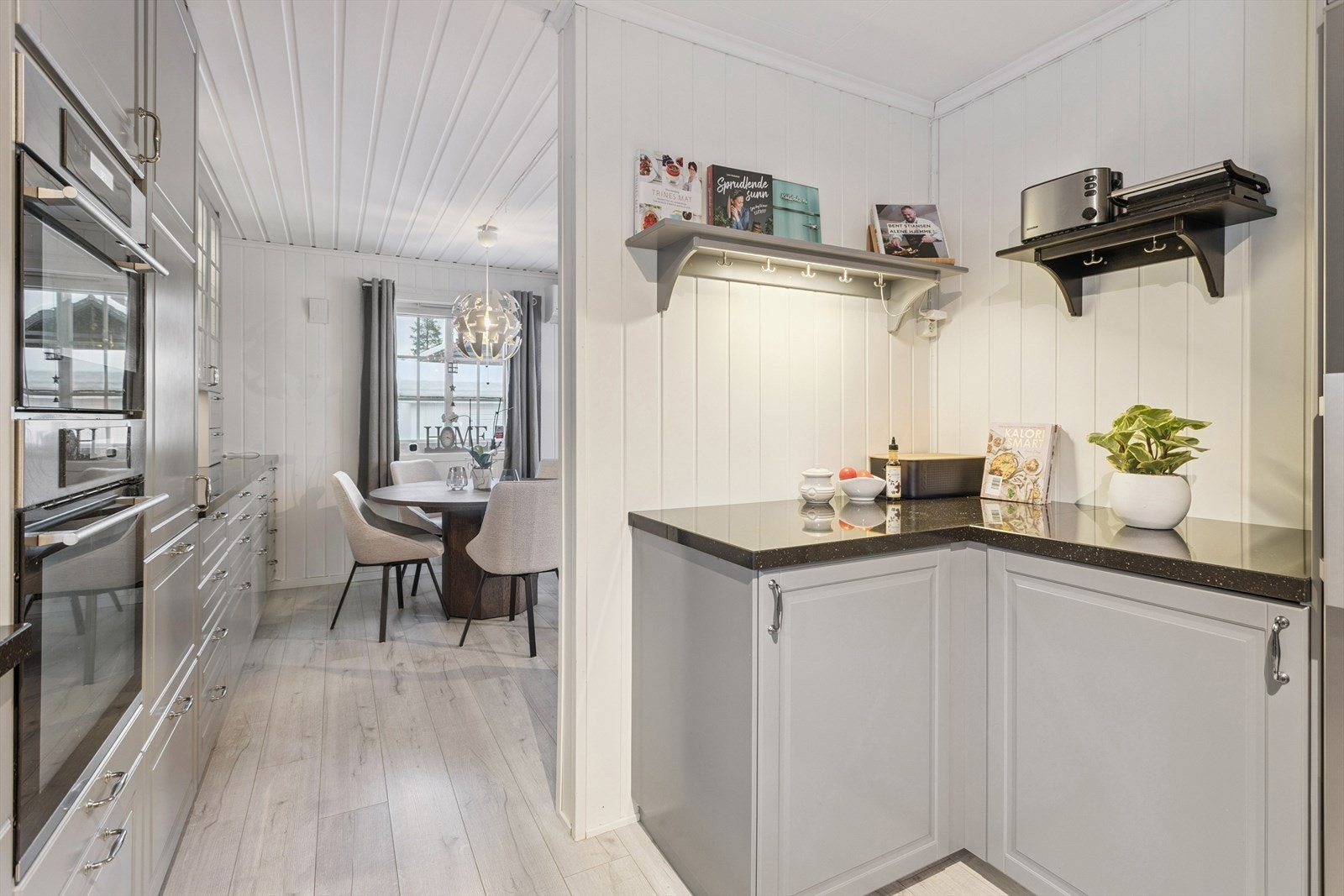 Kjøkkenet ble fornyet i 2015, og har en åpen løsning mot spisestuen. Galleribilde