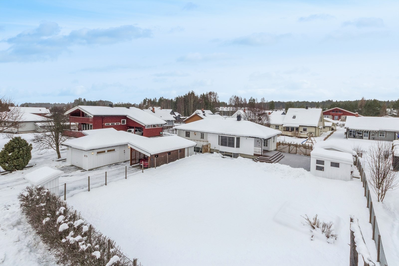 Eiendommen ligger i et etablert og rolig boligområde på Hanstad, med lite trafikk. Galleribilde