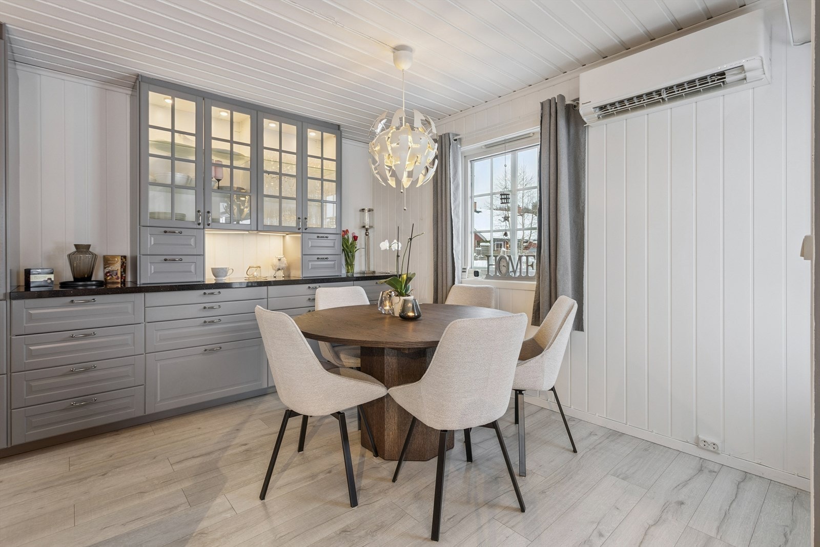 En luft-til-luft varmepumpe, installert i 2023, sørger for effektiv oppvarming. Galleribilde