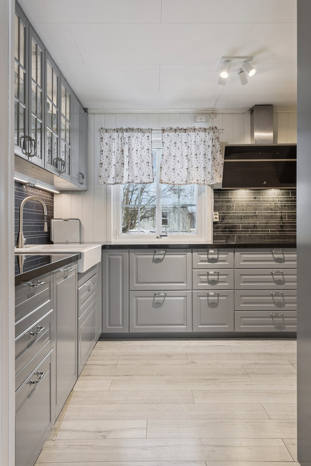 Innredningen har profilerte fronter, rikelig med skapplass og en keramisk oppvaskkum. Galleribilde