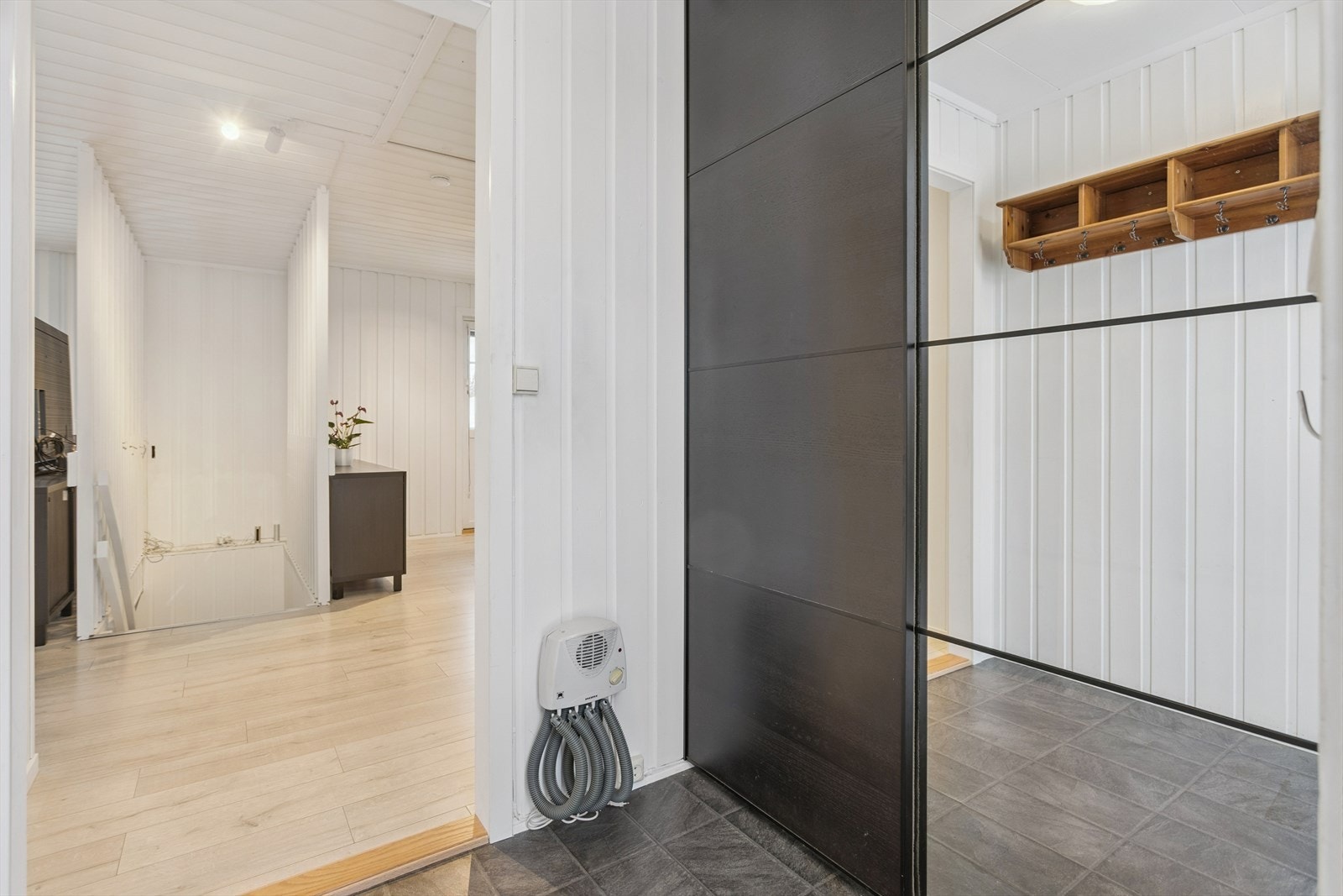 Fra vindfanget er det en praktisk overgang til gangen som fordeler til boligens øvrige rom. Galleribilde