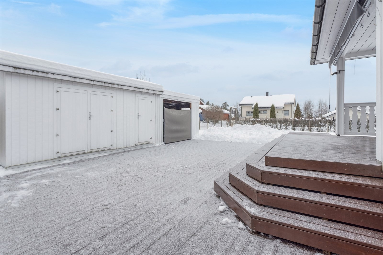 I tillegg til garasjen er det flere uthus og boder som gir svært gode lagringsmuligheter. Galleribilde