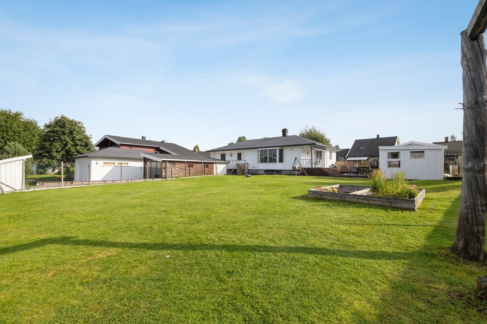 Hagen gir rikelig med plass for lek, aktiviteter og sosiale sammenkomster. Galleribilde