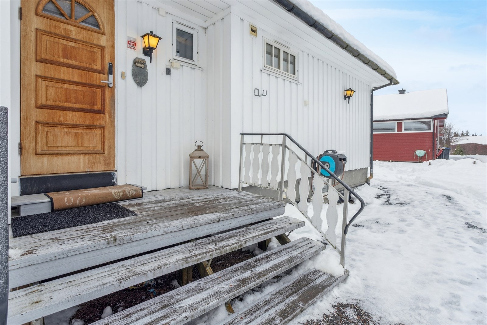 Et takoverbygget inngangsparti ønsker deg velkommen inn i boligen. Galleribilde