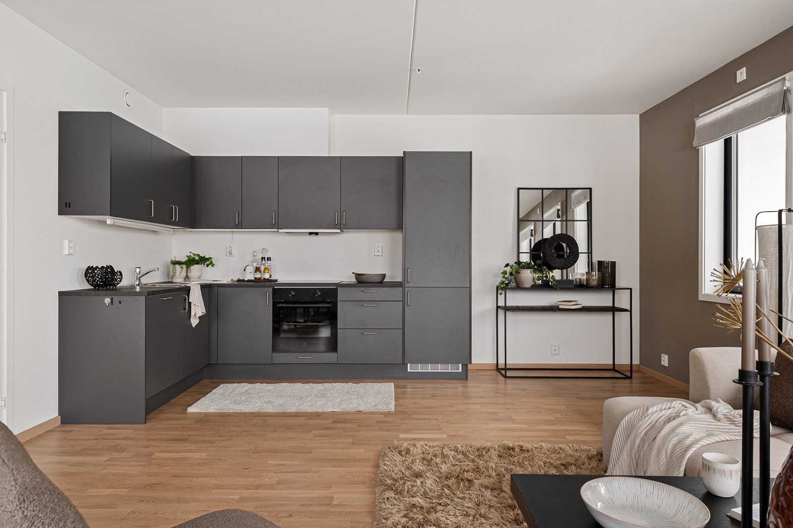 Kjøkkeninnredning i praktisk L-form - noe som gir godt med benkeplass og oppbevaring i skap og skuffer. Galleribilde