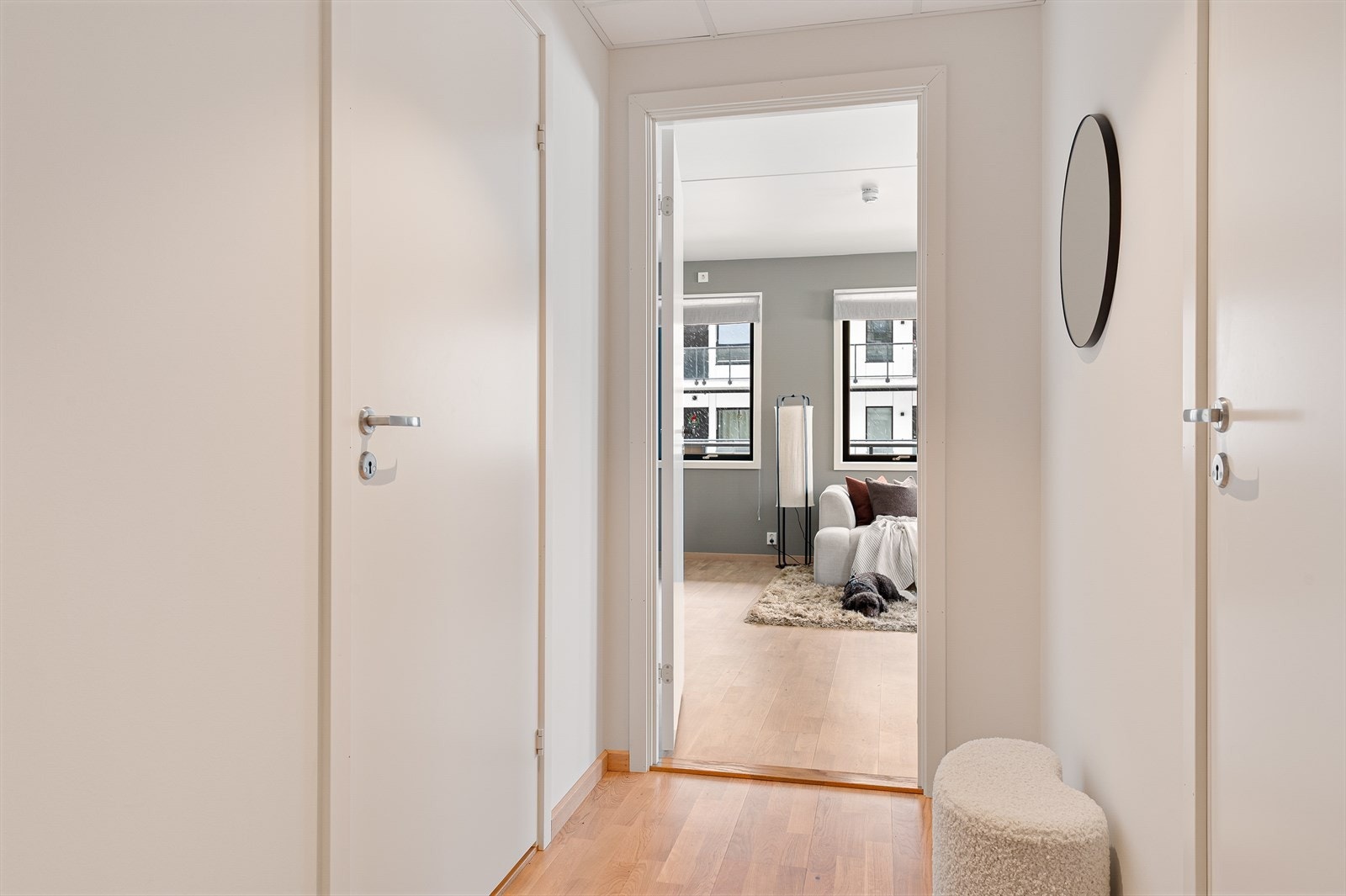 Den koselige entréen tar deg videre til soverommene, bad og stue/kjøkken. Galleribilde