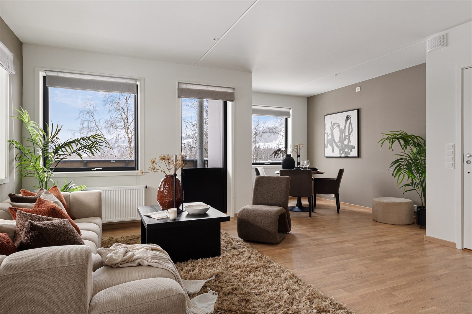 Åpen stue/kjøkken løsning gir en praktisk løsning og her har du plass til både sofa og spisestue! Galleribilde