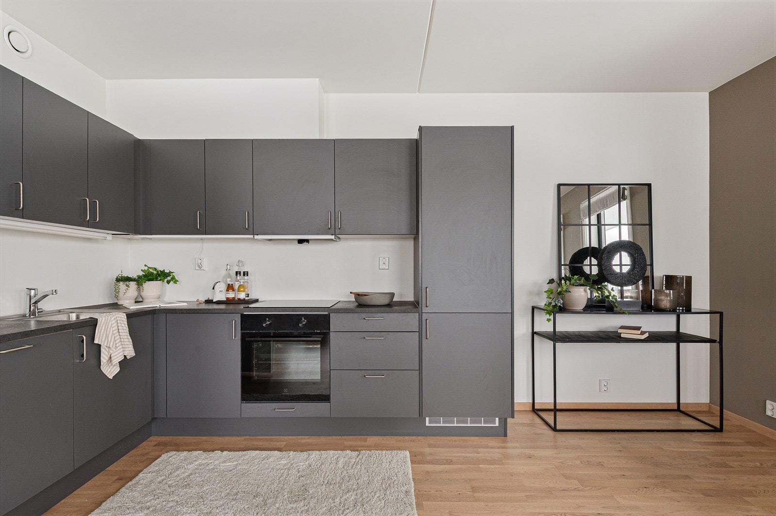 Kjøkkenet er velutstyrt med integrerte hvitevarer! Her kan du flytte rett inn. Galleribilde