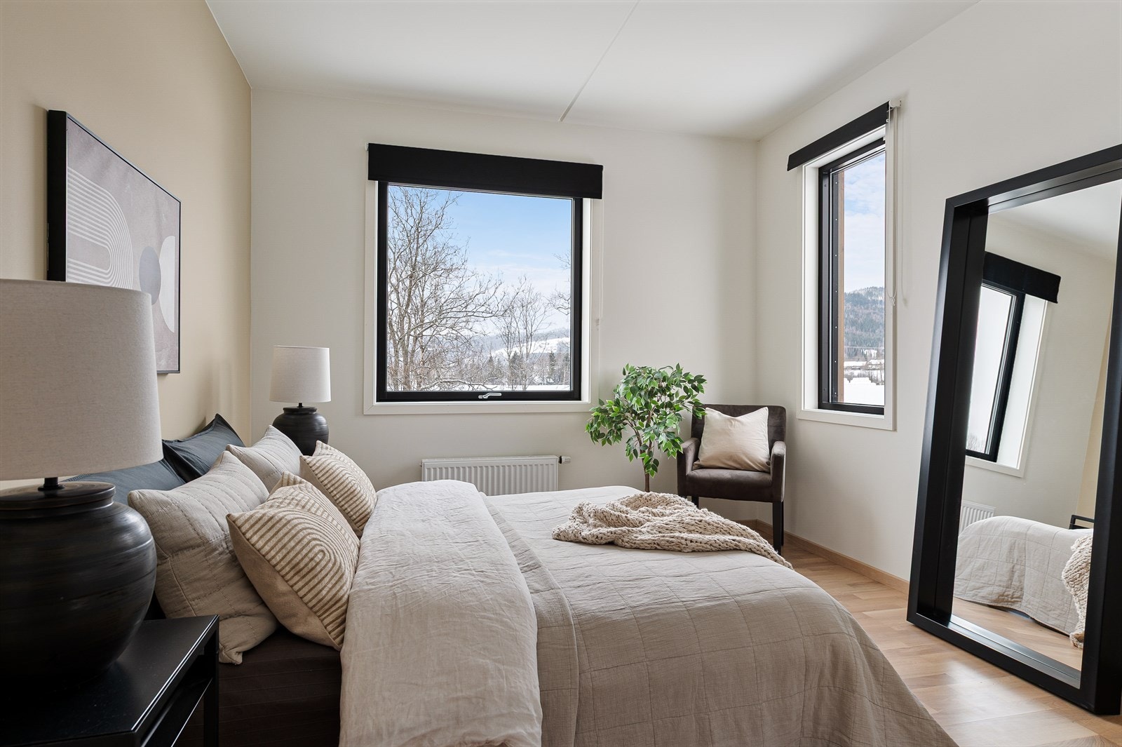 Hovedsoverommet er lysmalt og har god plass til dobbeltseng med tilhørende møblement. Galleribilde