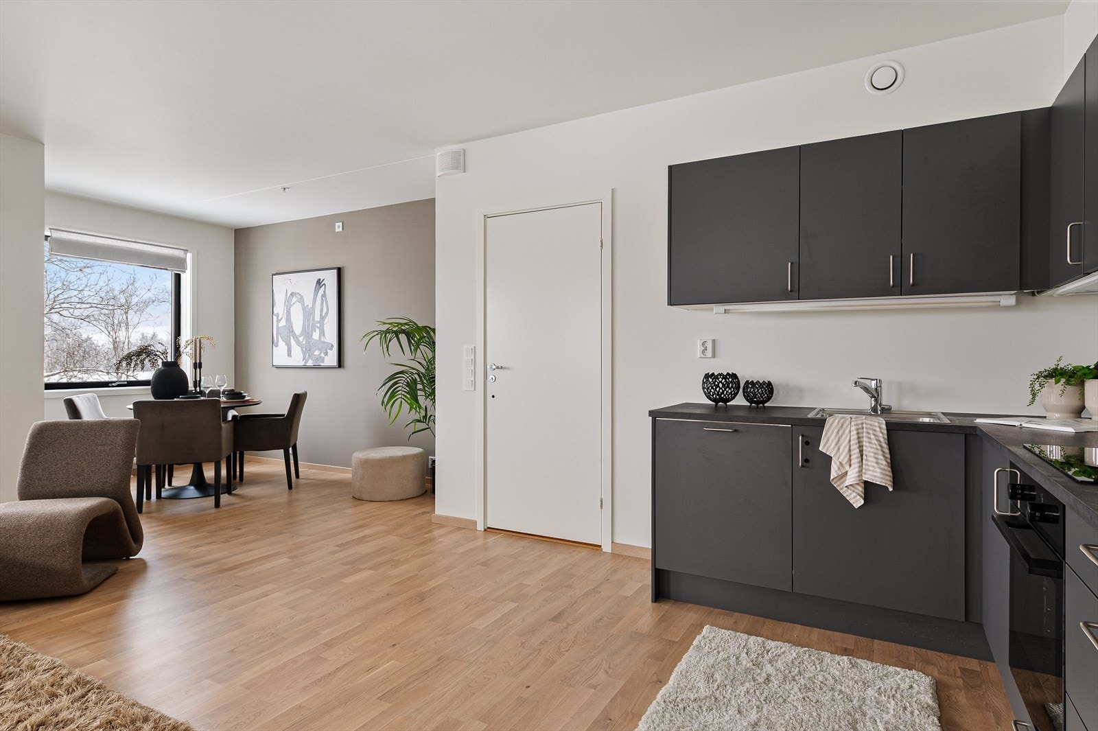 Leiligheten er holdt i moderne stil og holder god standard. Galleribilde