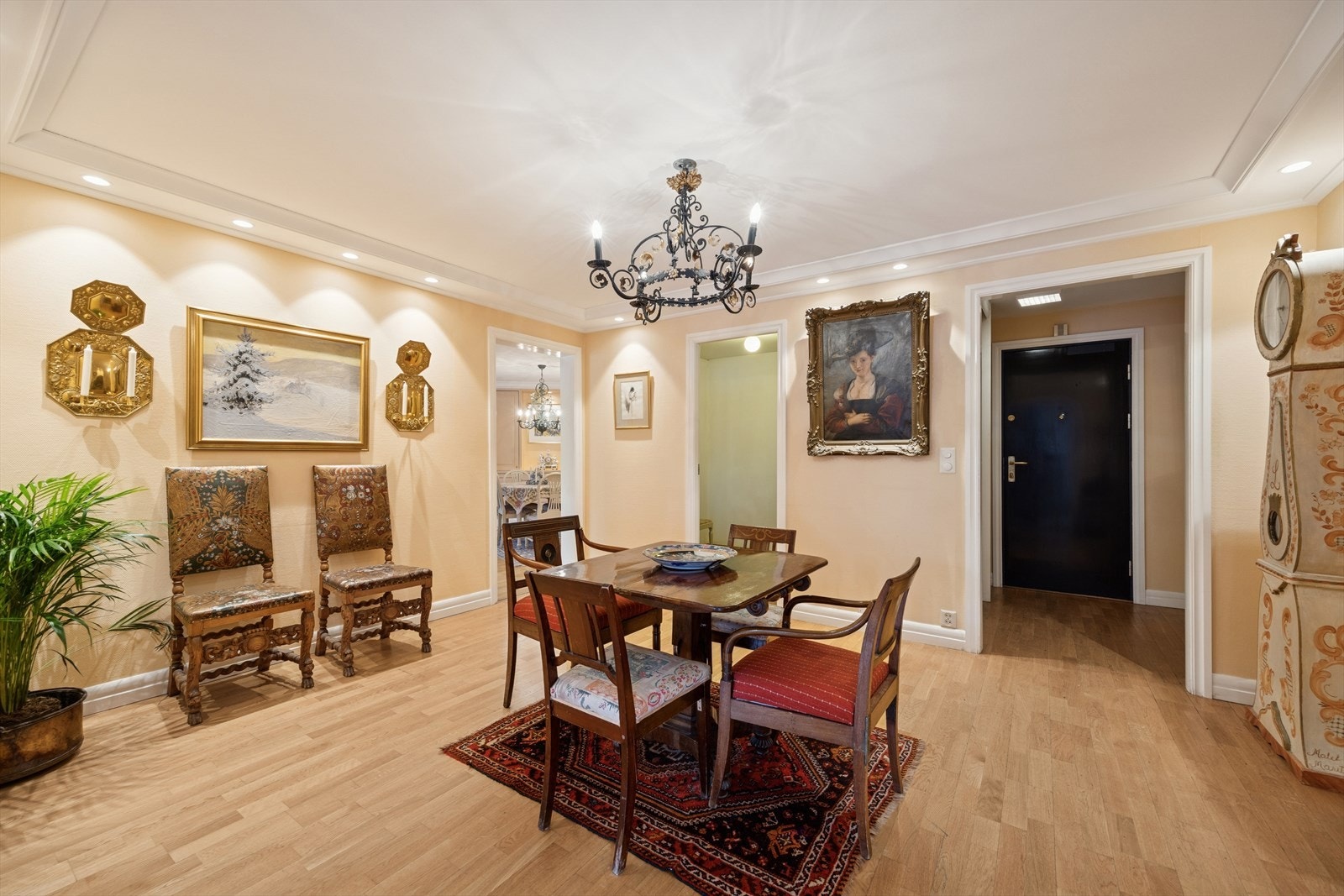 Hallen. Lysekronen følger ikke med i salget. Galleribilde