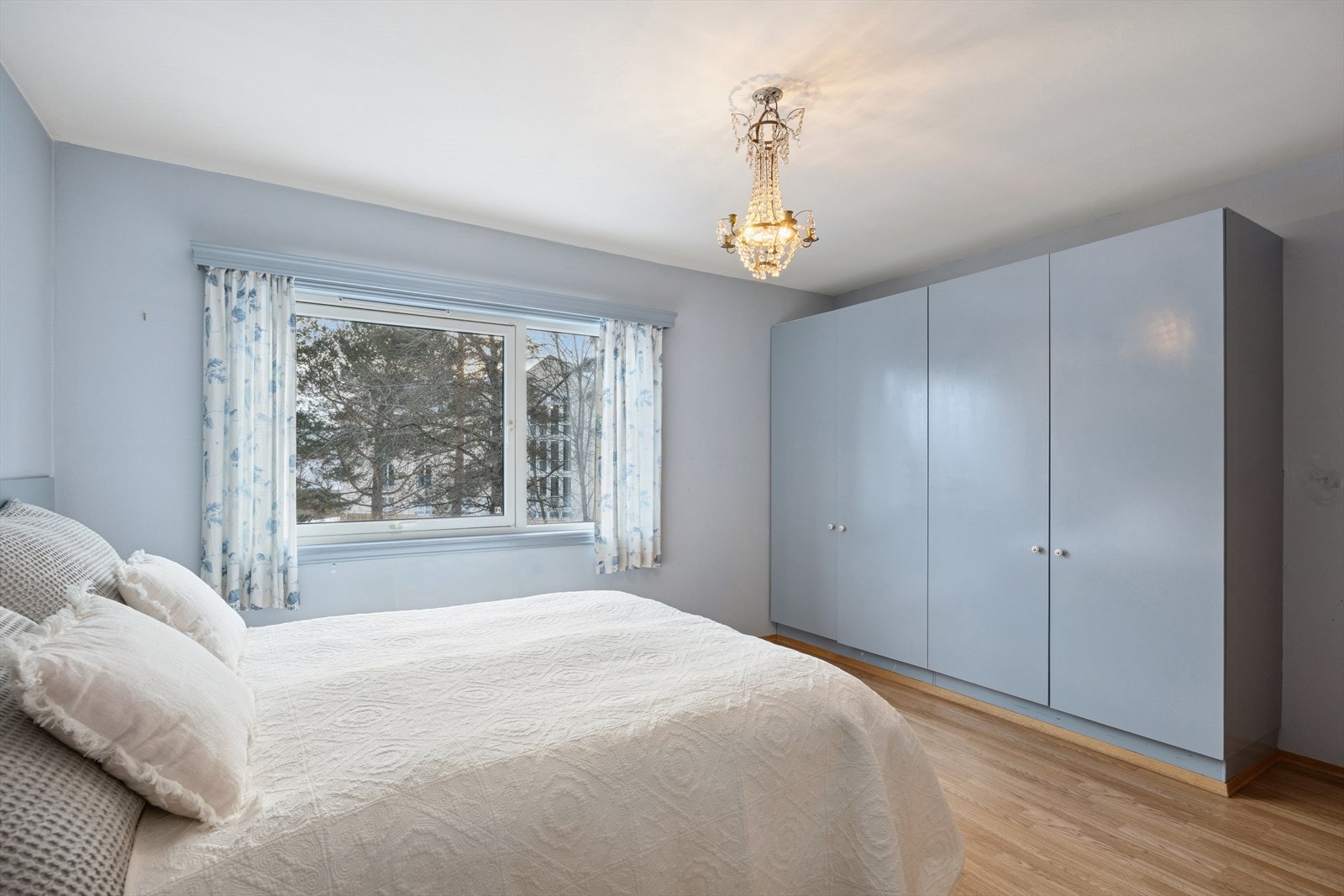 Hovedsoverommet. Fritthengende lysekrone følger ikke med i salget. Galleribilde