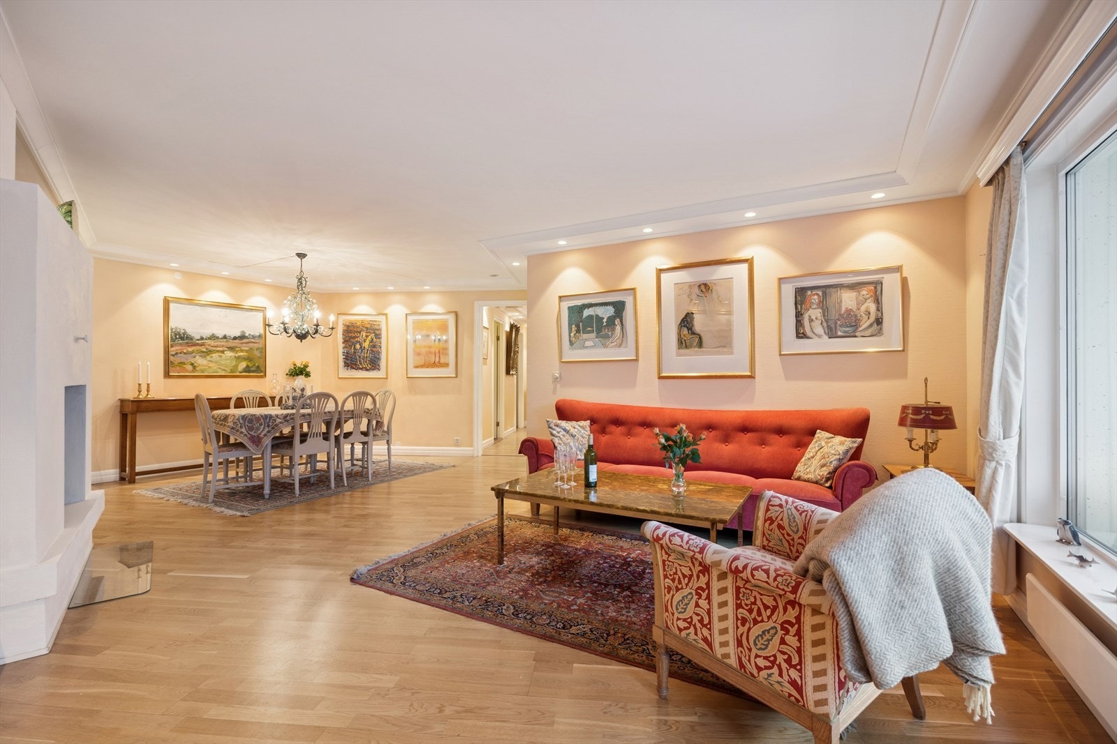 Stuen er åpen mot spisestuen hvor det er plass til blant annet større spisebord. Galleribilde