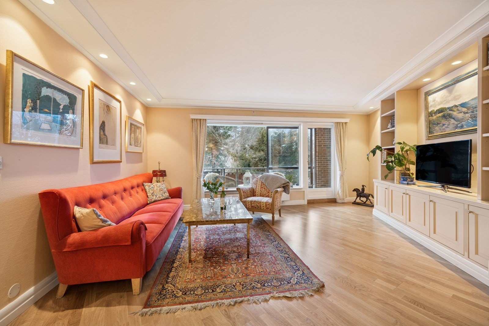 Stuen har også plassbygde hyller og skap. Galleribilde