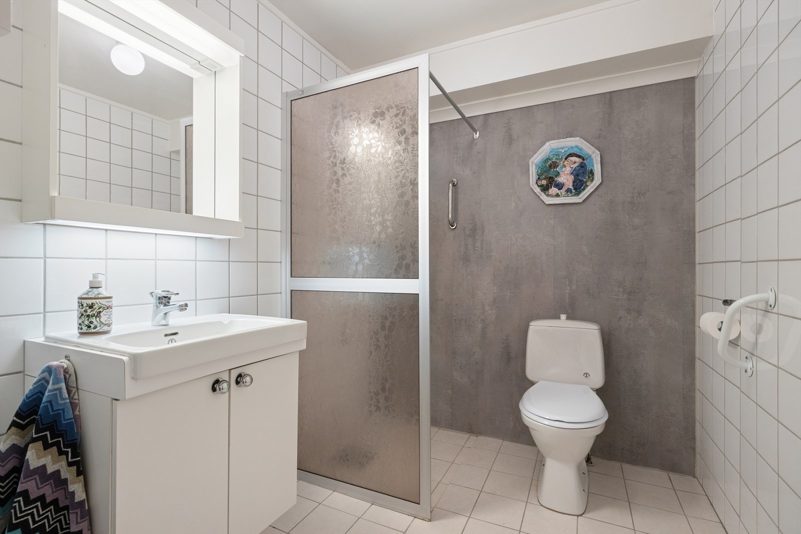 Separat dusjbad/toalett. Galleribilde