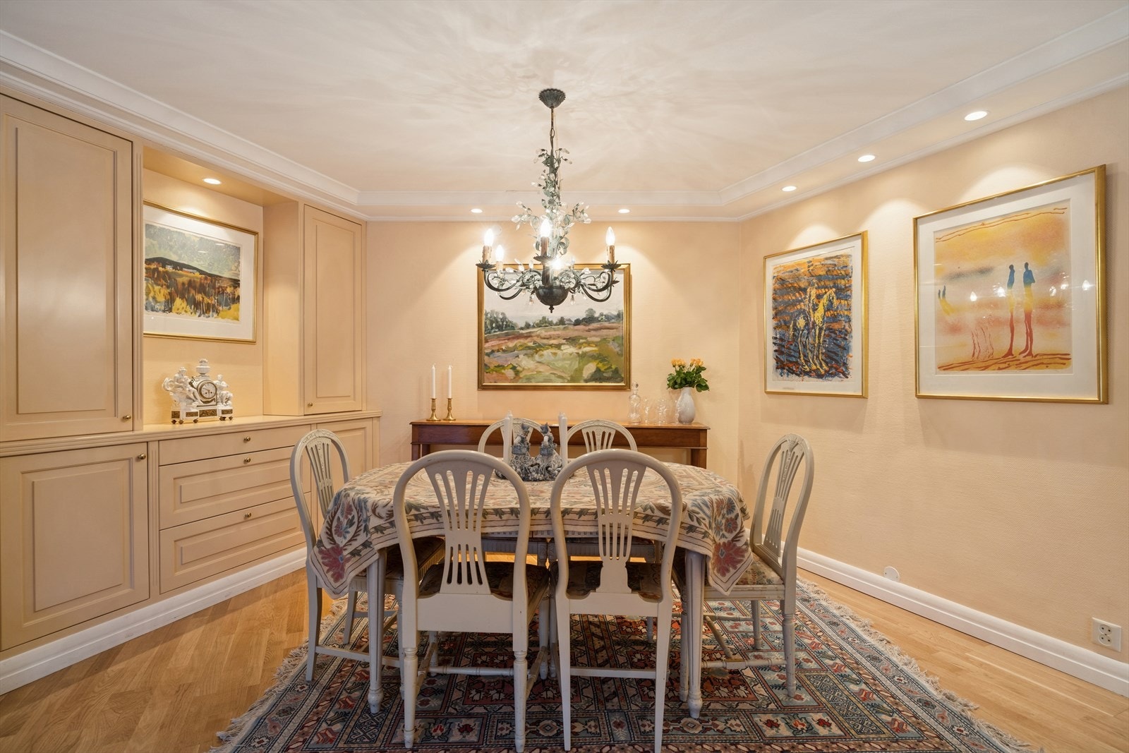 Spisestuen. Fritthengende lysekrone følger ikke med i salget. Galleribilde