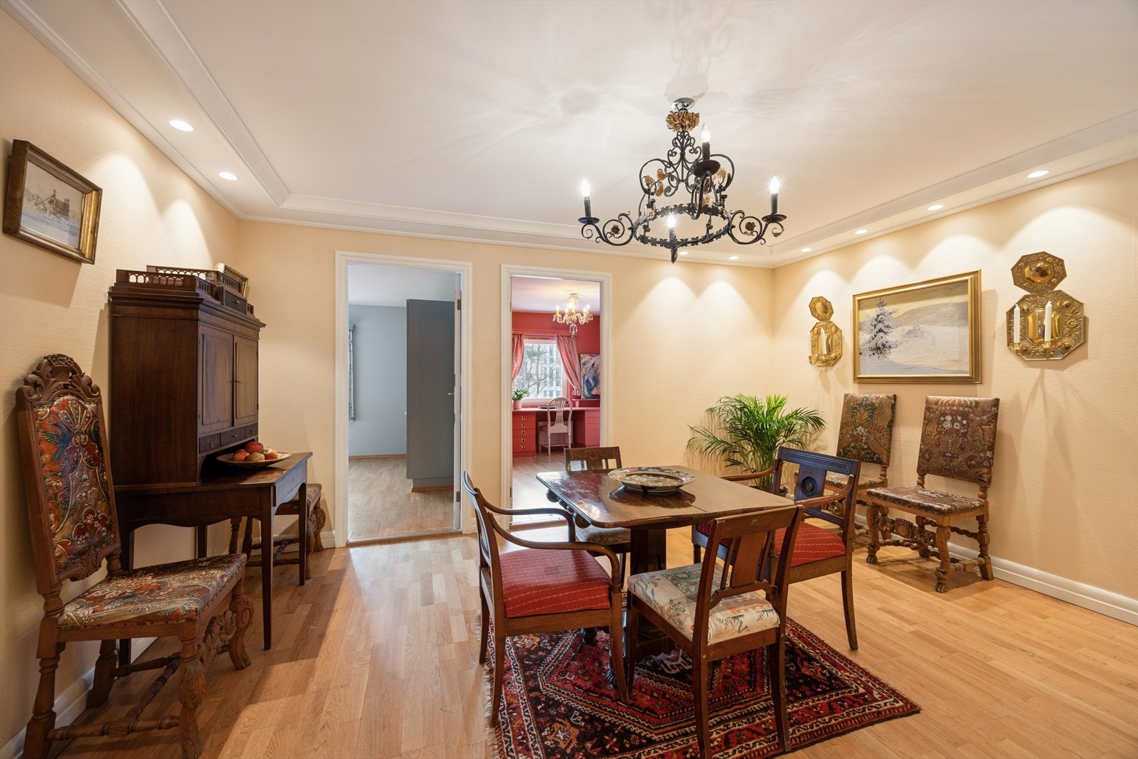 Hallen som er et flott midtpunkt i leiligheten med tilstøtende garderoberom. Galleribilde