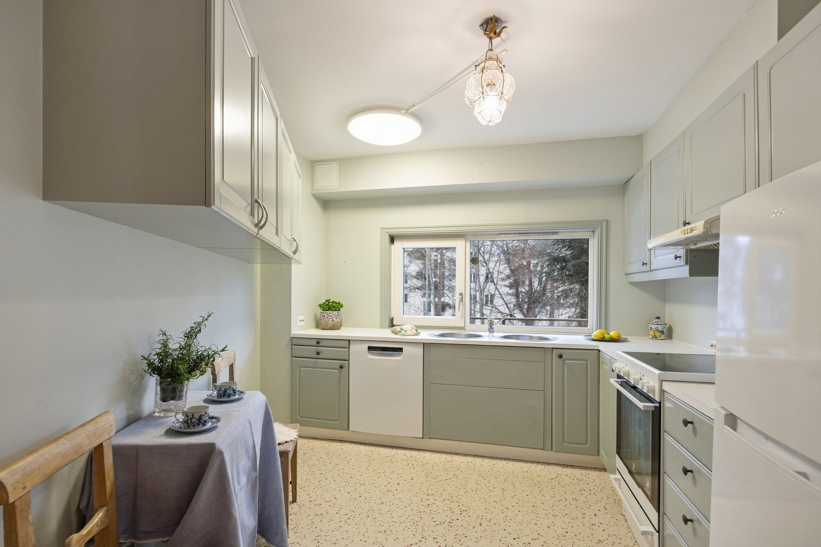 Kjøkkenet. Fritthengende taklampe følger ikke med. Galleribilde