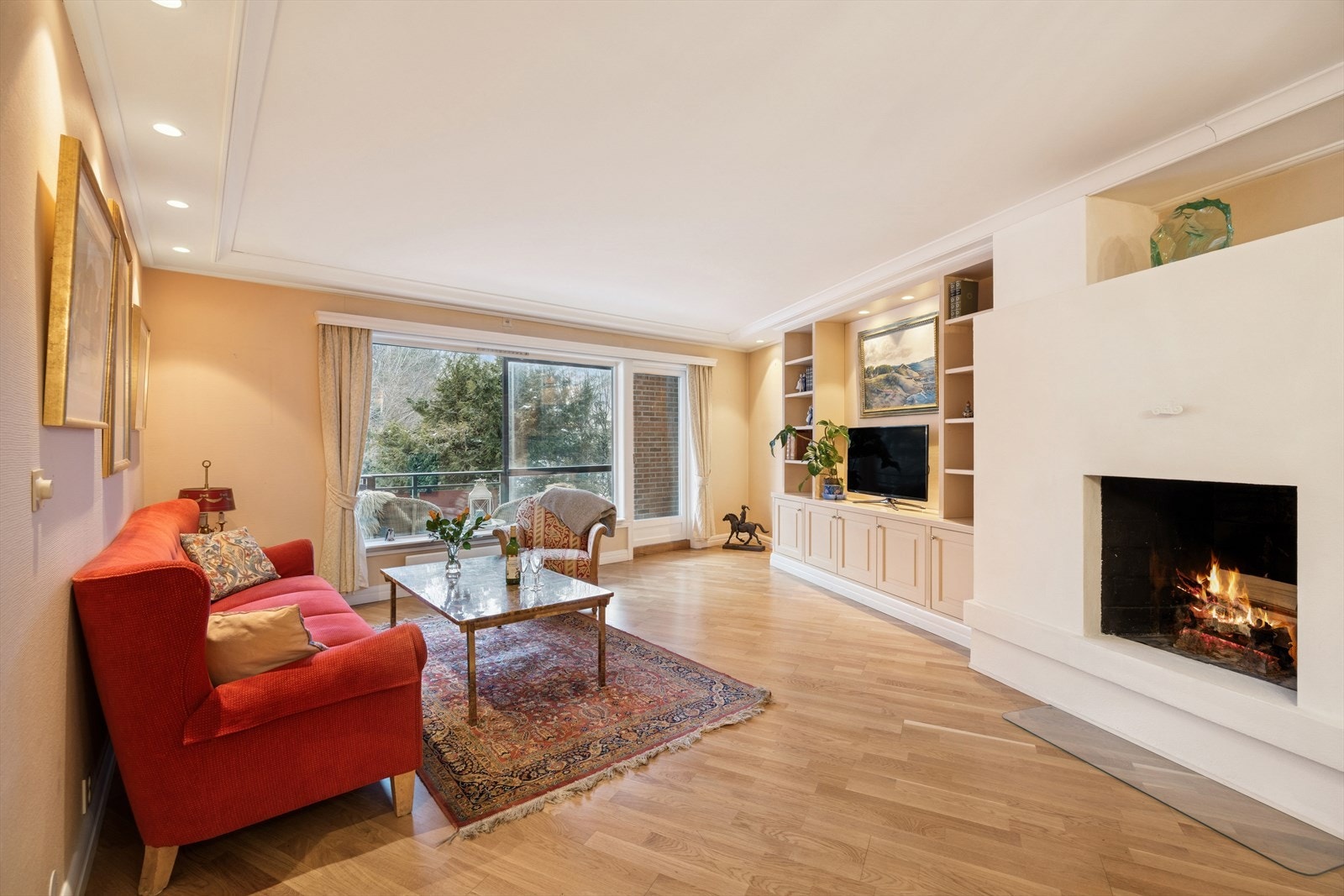 Stuen er romslig og har åpen lun peis. Galleribilde