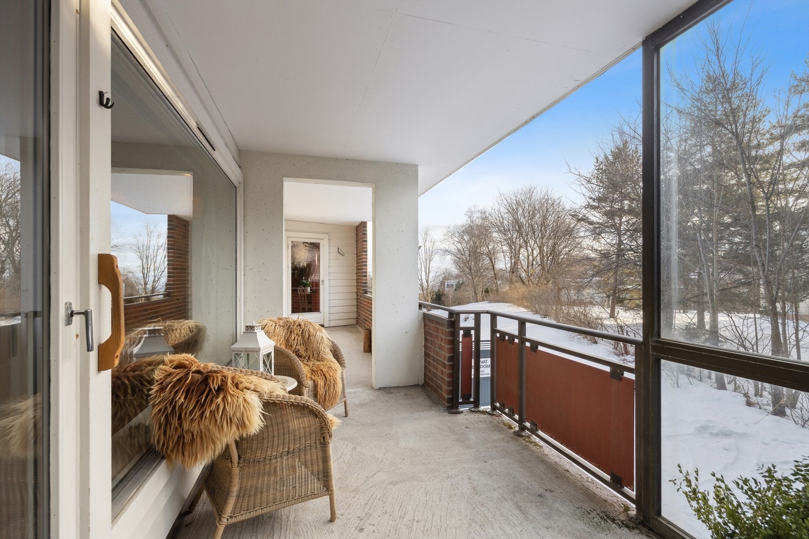 Verandaen i usjenerte omgivelser, solrikt sommerstid. Galleribilde