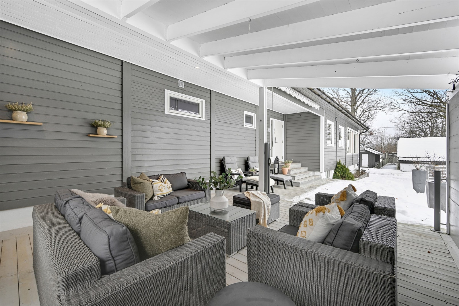 Flotte og usjenerte uteområder både mot øst og mot vest! Galleribilde