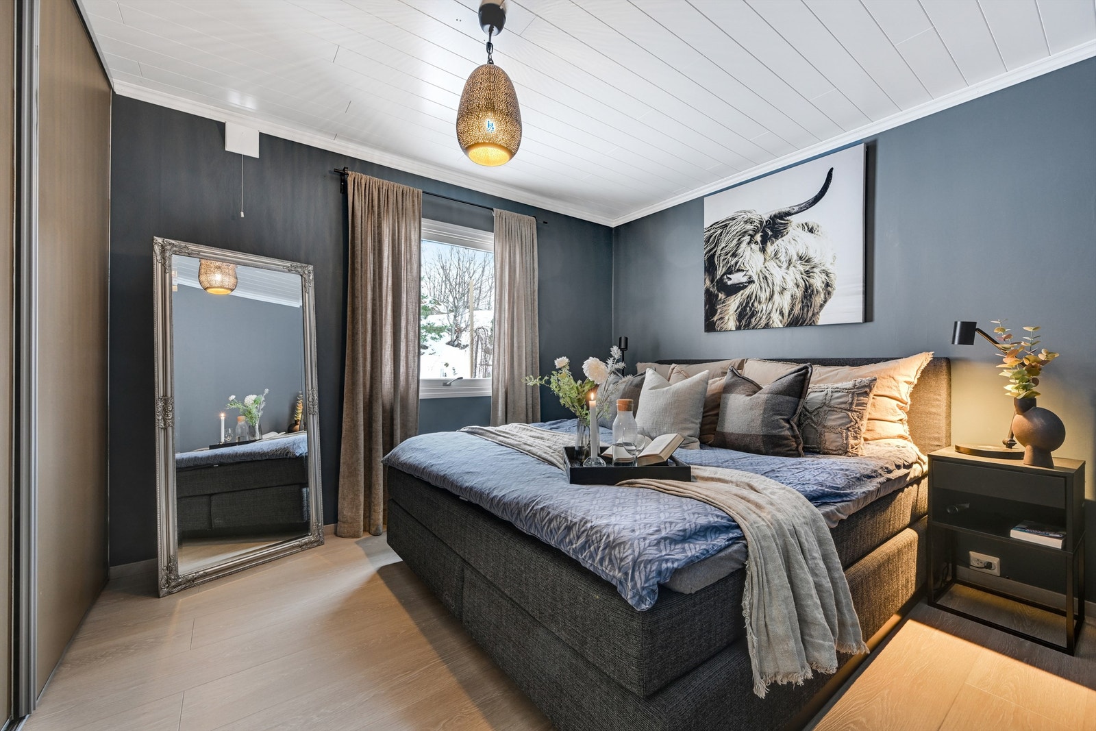 Soverom med skyvedørsgarderober. Galleribilde