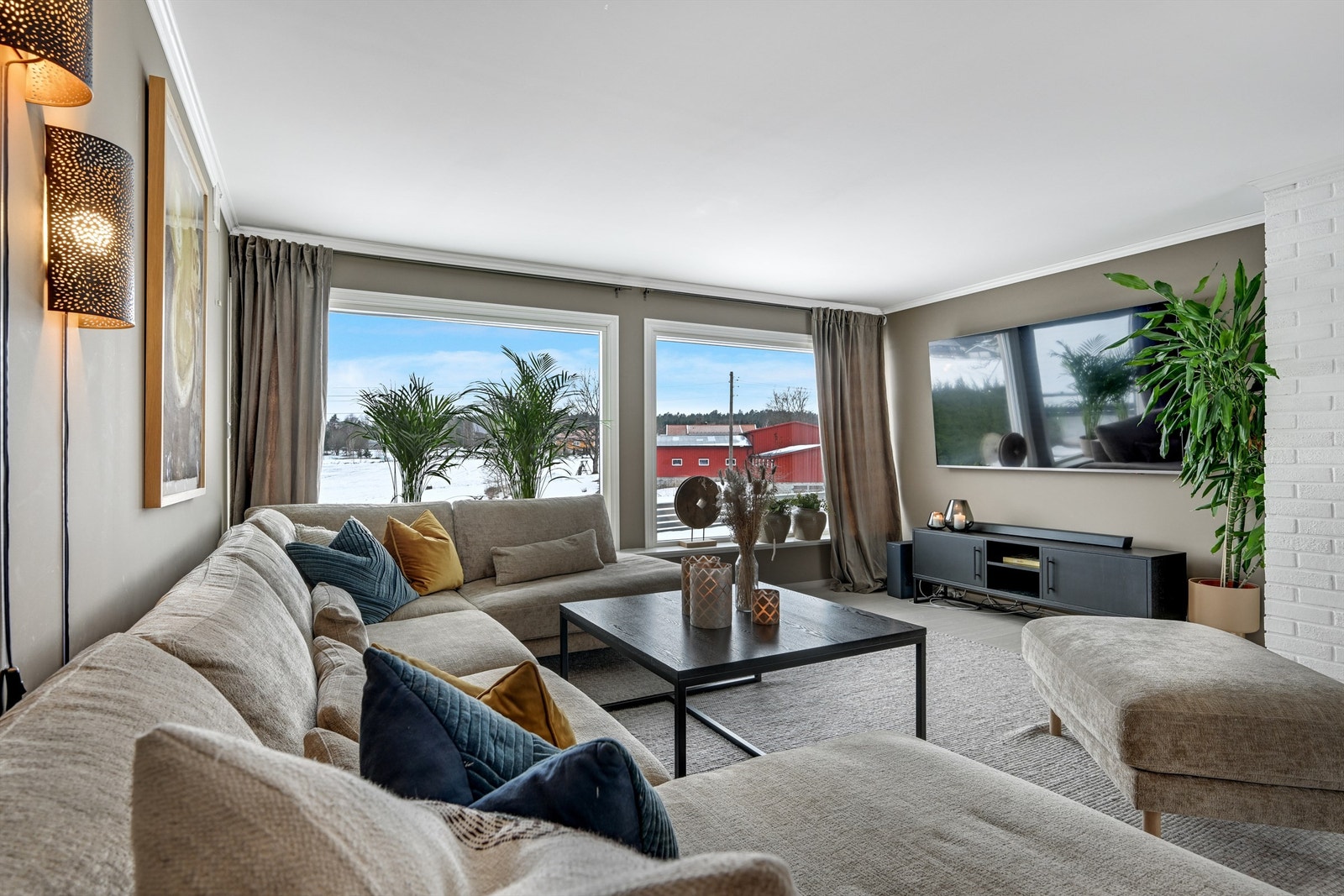 Stuen har ny, enstavs eikeparkett. Galleribilde