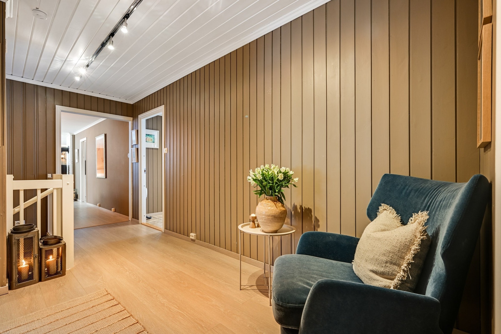 Stilrent med samme eikeparkett i alle rom . Galleribilde