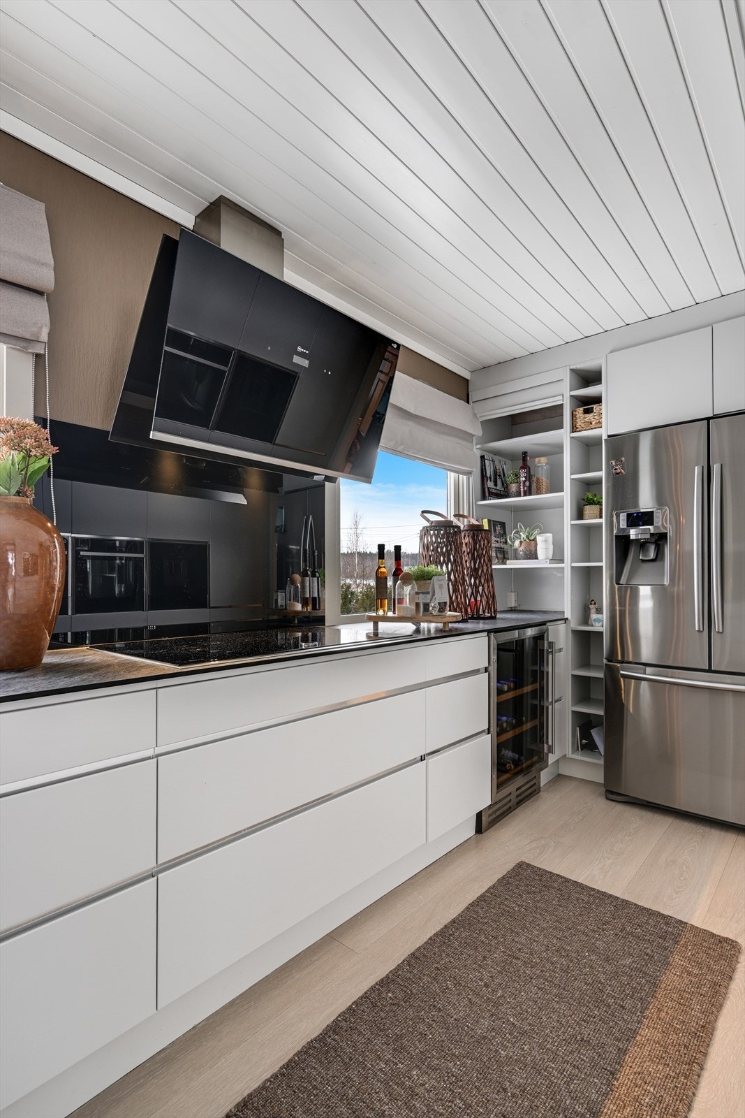 Kjøkken med integrerte hvitevarer og smarte løsninger. Galleribilde