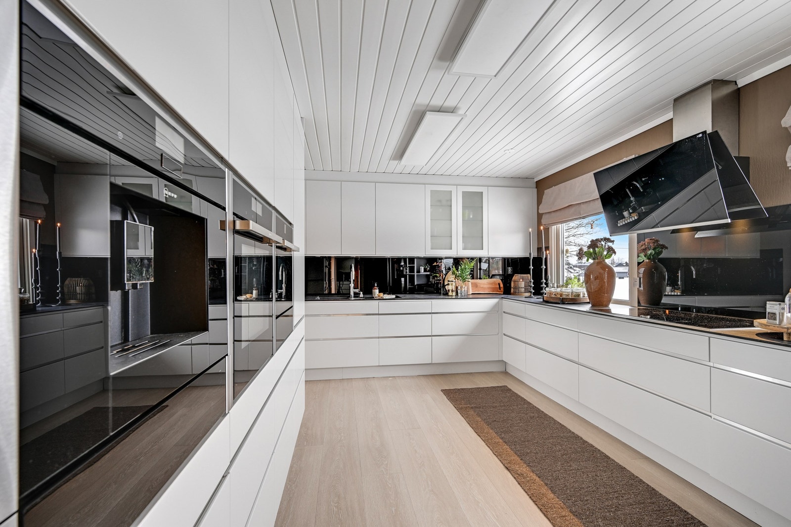 Meget velutstyrt kjøkken fra Drømmekjøkkenet med integrerte hvitevarer av god kvalitet. Galleribilde