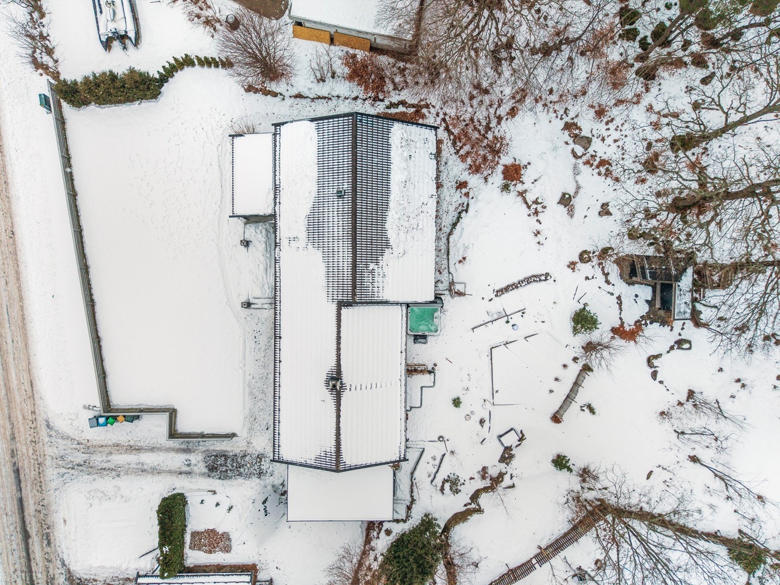 Eiendommen sett ovenfra. Romslig tomt, - perfekt for barnefamilien. Galleribilde
