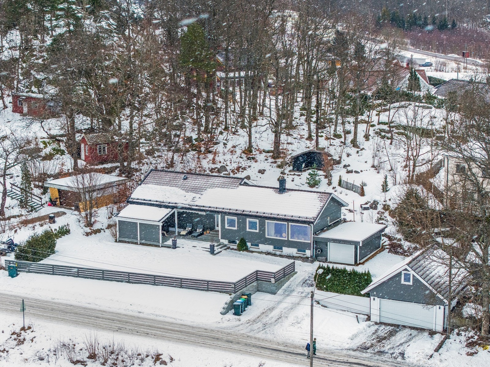 Vestvendt og solrik tomt. Hele 3 garasjeplasser! Galleribilde