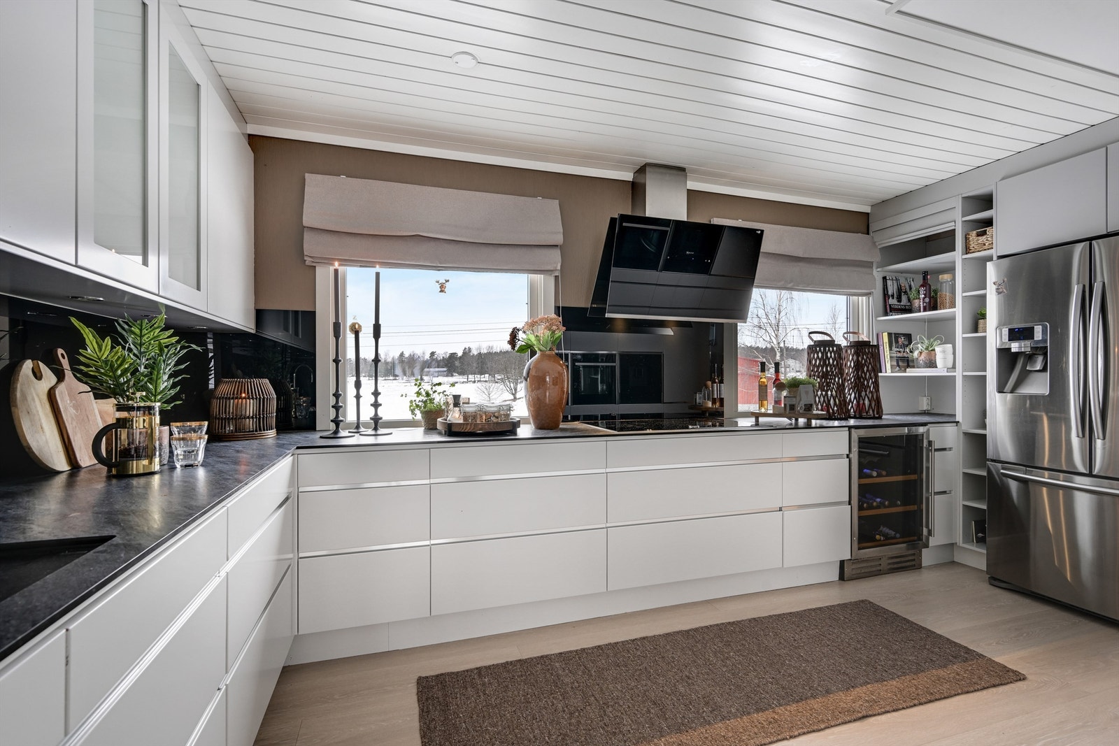 Kjøkkenet har gode lys- og arbeidsforhold. Galleribilde