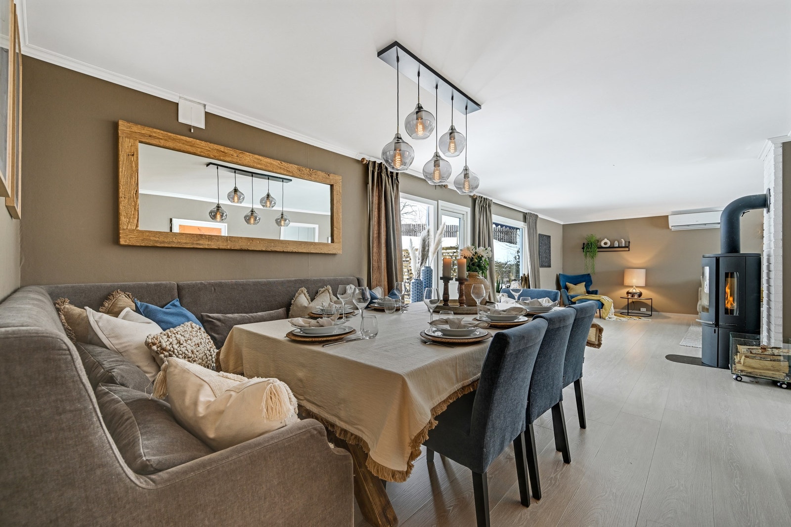 Spisestue med plass til mange. Galleribilde