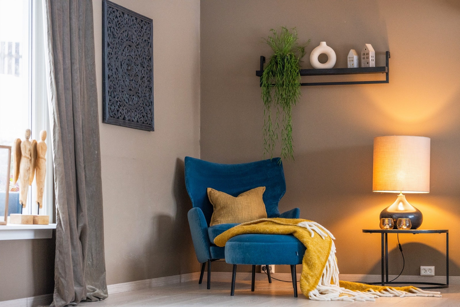 En lun krok i stuen. Galleribilde