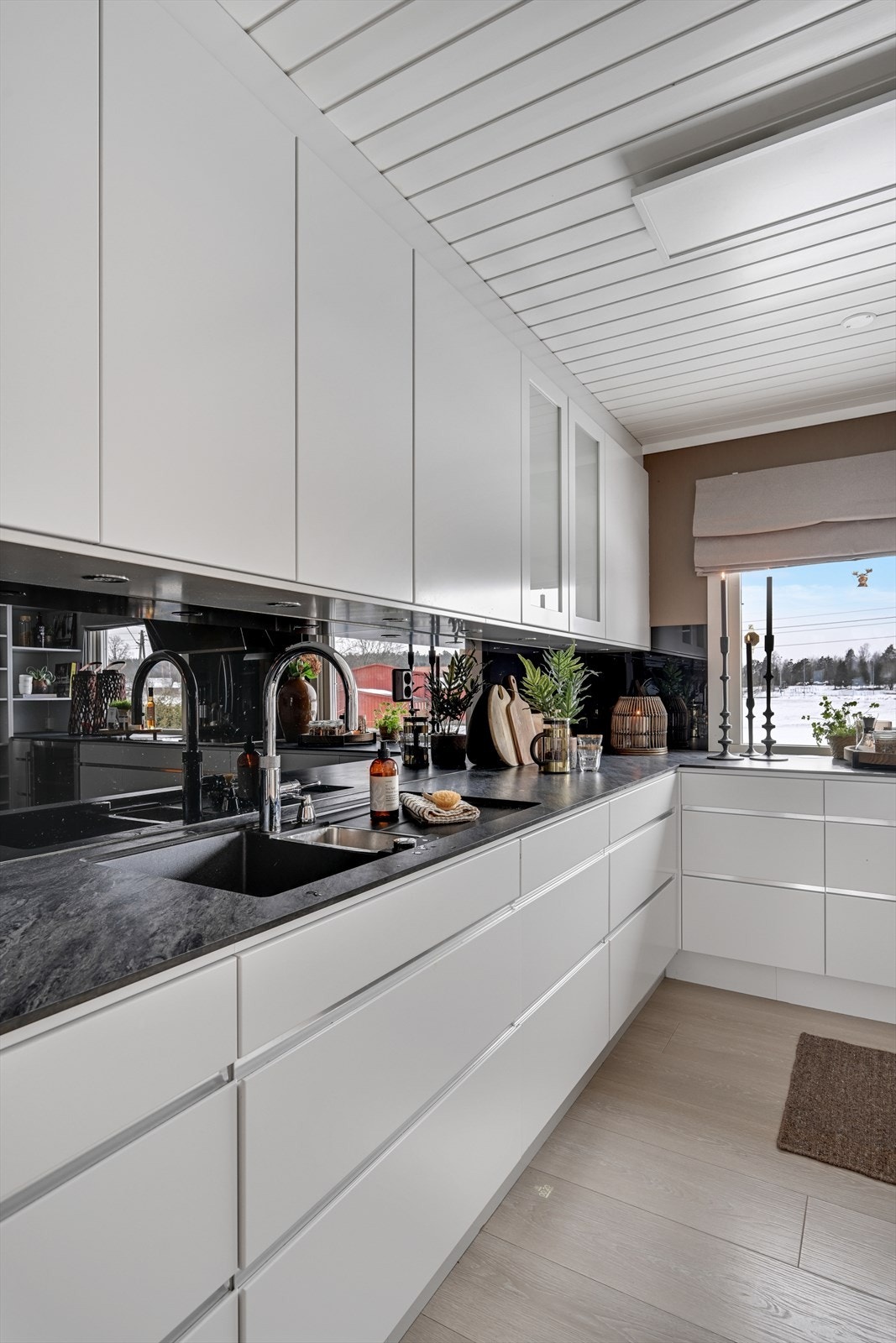 Stilrent og funksjonelt med takhøye skap. Galleribilde