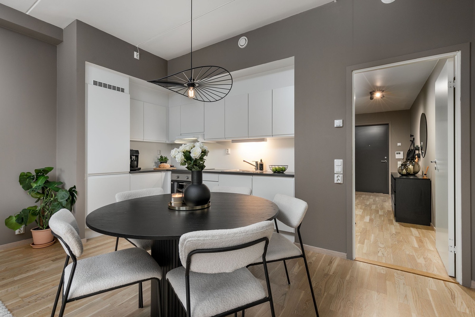 Stilrent kjøkken fra byggeår. Galleribilde