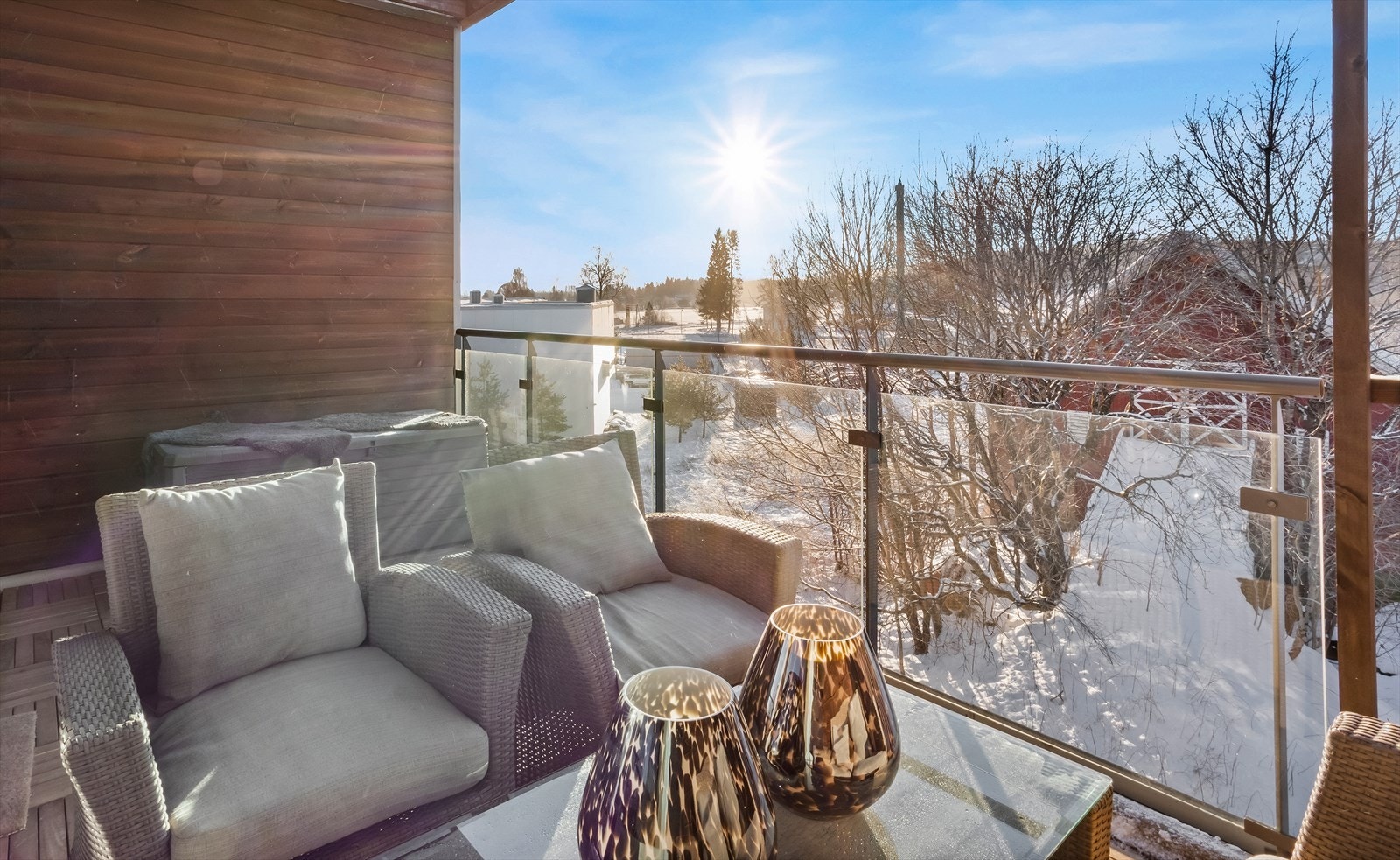 Balkongen er en fin forlengelse av stuen, med plass til en hyggelig sittegruppe. Galleribilde