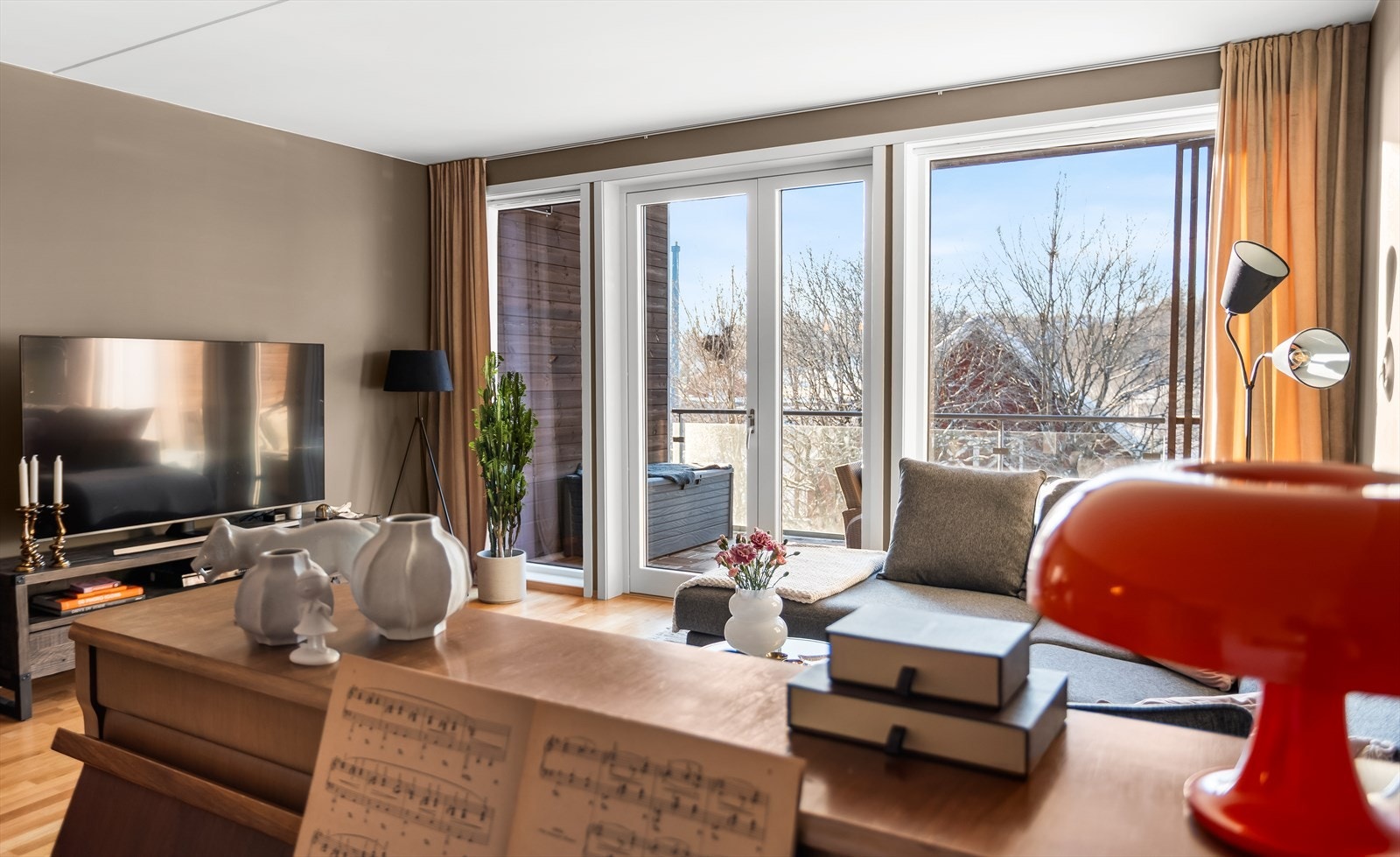 Direkte utgang til balkongen utvider oppholdsrommet på varme dager. Galleribilde